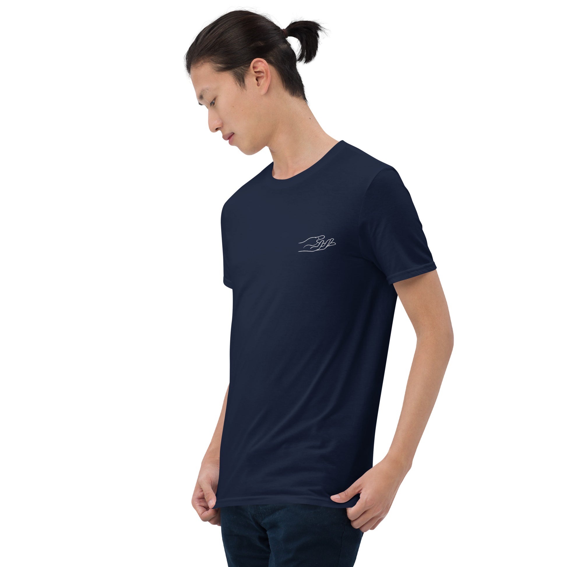 The Praying Hands – Herren T-Shirt – Dezente Handstickerei