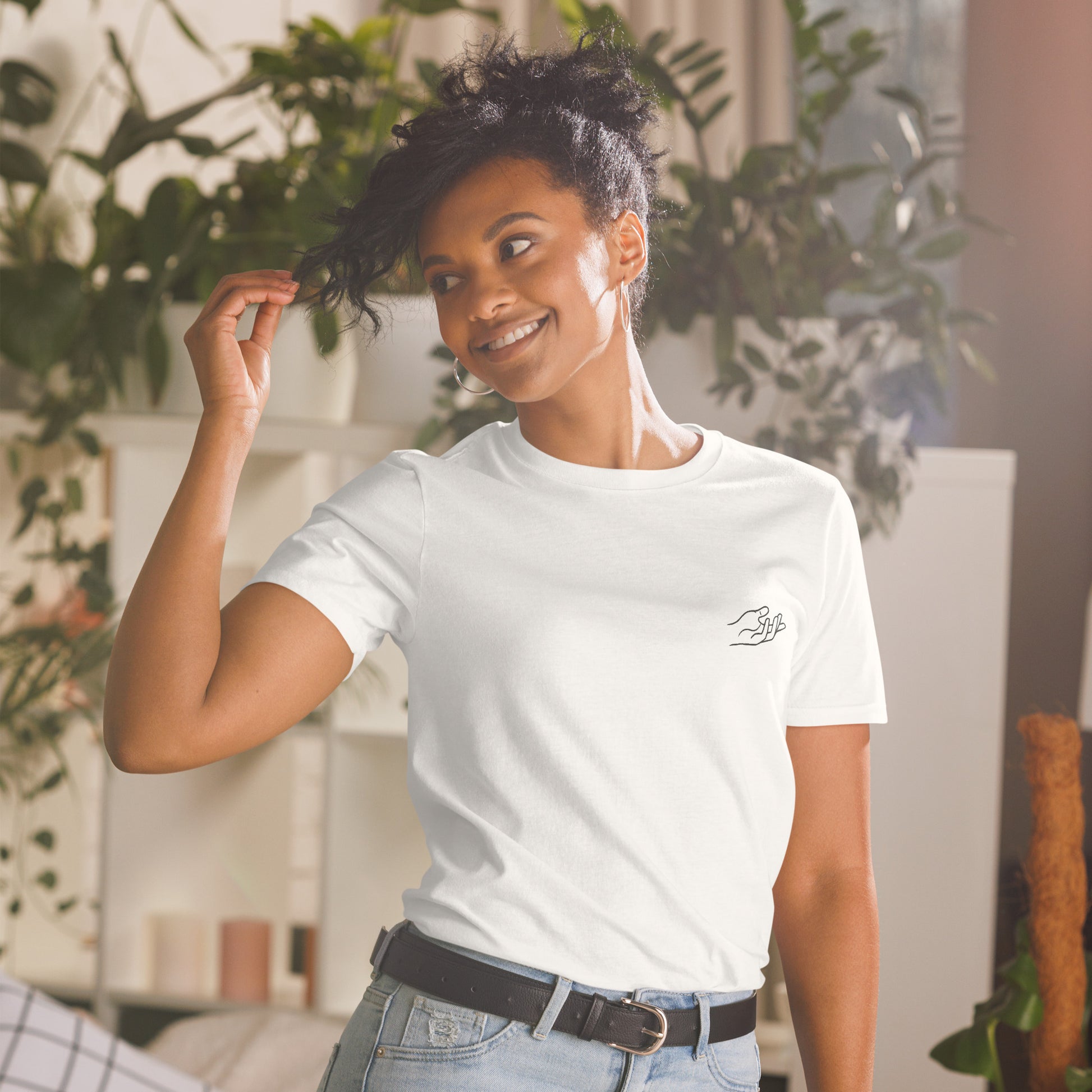 The Praying Hands – Damen T-Shirt – Dezente Handstickerei